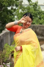 Koli O Rong – লাল ছাপে হালকা হলুদ সেমি মসলিন শাড়ি - Image 2