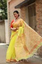 Koli O Rong – লাল ছাপে হালকা হলুদ সেমি মসলিন শাড়ি - Image 3