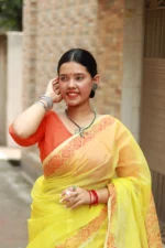 Koli O Rong – লাল ছাপে হালকা হলুদ সেমি মসলিন শাড়ি - Image 4