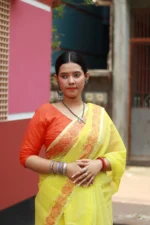 Koli O Rong – লাল ছাপে হালকা হলুদ সেমি মসলিন শাড়ি