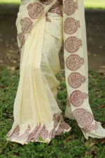 Sondhyar Bindu – অফ হোয়াইটে লাল ব্লকে সূক্ষ্ম শিল্পের ছোঁয়া - Image 2