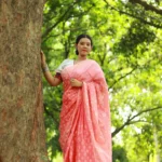 সেমি মসলিন শাড়ি – হালকা গোলাপিতে হাতের ছোঁয়ায় নরম রূপ