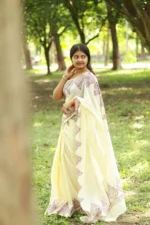 Sondhyar Bindu – অফ হোয়াইটে লাল ব্লকে সূক্ষ্ম শিল্পের ছোঁয়া - Image 4