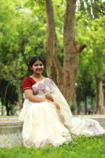 Sondhyar Bindu – অফ হোয়াইটে লাল ব্লকে সূক্ষ্ম শিল্পের ছোঁয়া - Image 5