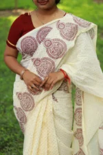 Sondhyar Bindu – অফ হোয়াইটে লাল ব্লকে সূক্ষ্ম শিল্পের ছোঁয়া