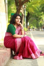 অ্যান্ডি কটন শাড়ি – ম্যাজেন্টা জমিনে গোলাপি রাজকীয়তার নকশা - Image 5