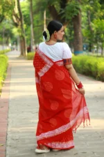 Ranga Alpona – উজ্জ্বল লাল ব্লক প্রিন্টেড কটন শাড়ি - Image 4