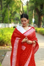 Ranga Alpona – উজ্জ্বল লাল ব্লক প্রিন্টেড কটন শাড়ি - Image 3