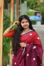 Maroon Blossom Semi-Muslin Shari – দাম্পত্য ছন্দে হাতে আঁকা সৌন্দর্য