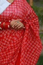 Lal Koli – লাল-সাদা ব্লক প্রিন্টেড সেমি মসলিন শাড়ি - Image 4