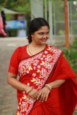 ধুপিয়ান সিল্ক শাড়ি – লাল ঐতিহ্যে সাদা শিল্পের ছোঁয়া