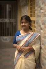 Nilambori Muslin – অফ হোয়াইট বেসে নীল-লালের ক্লাসিক ব্লক কাব্য - Image 2